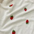 Morbido tessuto sherpa bianco con ricamo fragola rossa per lavori artigianali DIY - Lamb Velvet Fabric (Strawberry Embroidery) / 1.5m x 0.5m / White (Red Strawberry)
