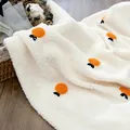 Weißer Sherpa-Stoff mit orangefarbenem Blumenmuster für Blumenverpackungen - Orangen-Stil