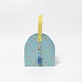 Elegante confezione regalo a conchiglia azzurra con motivi floreali e nappa di perle Stile B - Modello B / Pezzo Singolo / Celeste
