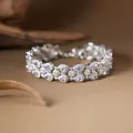 Primo piano di un bracciale in tanzanite a doppia fila in argento S925 con diamanti lusso - Stile Tanzanite Naturale a Doppia Fila
