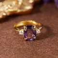 Détail d'une élégante bague ovale en améthyste naturelle en argent plaqué or massif - Améthyste Naturelle Or