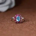 Vista macro dettagliata anello argento S925 con topazio blu e fiore di rubino - Topazio Naturale (Stile R559)