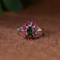 Vista dettagliata di un anello a fiore in argento S925 con diopside verde e rubini rosa - Diopside Naturale (Stile R559)