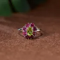 Dettaglio macro di un anello a fiore in argento sterling S925 con peridoto e rubini - Peridoto Naturale (Stile R559)