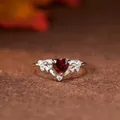 Détail macro de bague grenat en cœur avec accents de feuilles d'argent et zircons - Bague en Grenat Naturel