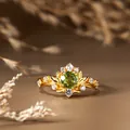 Vue macro d'une bague vintage en péridot avec détails de feuilles dorées sur argent s925 - Or / Péridot Naturel