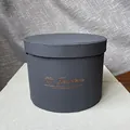 Eleganter grauer zylindrischer Blumen-Geschenkkarton mit goldenem Jewelers-Logo geprägt - Dorothy Double Round Box Set / Set Of 2 / Grau