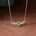 Détail d'un collier en péridot en forme de cœur avec un design de feuille d'argent - Collier Péridot Naturel