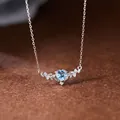 Détail d'un collier en argent s925 avec pierre bleue en cœur et motifs de feuilles - Collier Topaze Naturelle