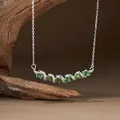 Primer plano de collar de plata S925 con piedras de tsavorita verde vibrante - Estilo Tsavorita