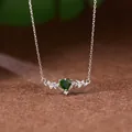 Gros plan d'un collier en argent sterling avec une pierre précieuse verte en cœur. - Collier Diopside Naturelle