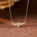 Détail d'un pendentif en citrine en forme de cœur avec accents de feuilles d'argent - Natural citrine necklace