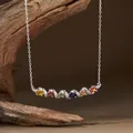 Primer plano de un elegante collar arcoíris de plata S925 con vibrantes gemas multicolores - Estilo Zafiro de Colores