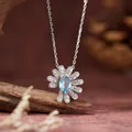 Nahaufnahme einer S925-Silber-Gänseblümchen-Halskette mit blauem Topas - Halskette / Natürlicher Topas