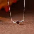 Détail d'un collier en grenat en forme de cœur avec des accents de feuilles d'argent - Collier Grenat Naturel