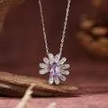 Detail einer Sterlingsilber-Gänseblümchen-Halskette mit lila Amethyst und CZ-Steinen - Halskette / Natürlicher Amethyst