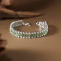 Vue détaillée d'un bracelet en argent S925 orné de pierres précieuses tsavorite vertes - Bracelet Tsavorite Naturel