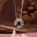 Detaillierte Ansicht des S925 Silber Gänseblümchen-Anhängers mit grünem Diopsid-Edelstein. - Halskette / Natürlicher Diopsid