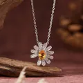 Makroaufnahme eines S925 Silber-Gänseblümchen-Anhängers mit einem gelben Citrinstein. - Halskette / Natürlicher Citrin