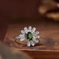 Detaillierte Nahaufnahme des silbernen Gänseblümchen-Rings mit grünem Edelstein-Detail - Ring / Natürlicher Diopsid