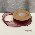 Elegante cinta de organza transparente rojo vino con lunares negros y borde dorado. - Malla de Cola de Pez de Lunares Rojo Vino / 4cm de Ancho x 10 Yardas