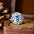 Gros plan d'une magnifique bague vintage en argent S925 avec topaze bleue et améthyste - Tanzanite et Topaze Naturelle