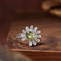 Detailaufnahme eines silbernen Gänseblümchen-Rings mit ovalem Peridot und Kristallen - Ring / Natürlicher Peridot