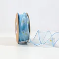 Elegante cinta de organza azul claro con patrón de margaritas y borde ondulado para envolver - Malla de Cola de Pez Margarita Azul Agua / 4cm de Ancho x 10 Yardas