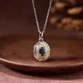 Nahaufnahme einer s925 Silberhalskette mit einem tiefblauen ovalen Saphir-Anhänger - Natürliche Saphir Halskette (Zweifarbig)