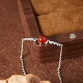 Nahaufnahme der S925 Sterling Silber Halskette mit einer leuchtend roten Achatperle. - Naturrotes Achatarmband / Silber