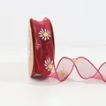 Cinta de organza roja con estampado de margaritas para envolver regalos y ramos de flores. - Malla de Cola de Pez Margarita Rojo Vino / 4cm de Ancho x 10 Yardas