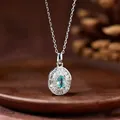 Detaillierte Nahaufnahme einer S925 Silberkette mit ovalem hellblauem Topas - Natürliche Apatiet Halskette (Weißgold Farbe)