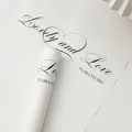 Premium λευκό χαρτί περιτυλίγματος λουλουδιών με κομψό σχέδιο γραμμάτων 'Lovely and Love' - Στυλ Μόδας D (LOVELY & LOVE)