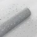 Rollo de tela de malla blanca con lentejuelas plateadas para envolver ramos de flores - 48cm x 5 Yardas / Gris Azulado