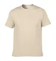 Detail van de ronde hals en de gladde katoenen stof van dit lichtbruine T-shirt - Zandkleur