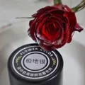 Peinture en aérosol pour fleurs Polar Silver appliquée sur un pétale de rose rouge - 450ml / Argent Polaire