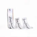 Wit satijnen lint met zwarte "Just for you" opdruk voor geschenkverpakking en bloemboeketten. - 2.5cm / Wit
