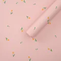 Elegantes hellrosa wasserfestes Geschenkpapier mit minimalistischem gelbem Tulpenblumenmuster - 20er Pack / Kirschrosa