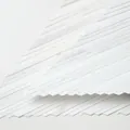 Dettaglio macro della carta da imballaggio per fiori plissettata bianca pura - Bianco