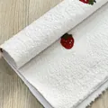 Weißer Lammwoll-Blumenverpackungsstoff mit roter Erdbeerstickerei im Detail - Laminierte Erdbeermuster