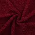 Detalle macro de tela de vellón teddy burdeos suave para embalaje de ramos de flores - Burdeos