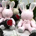 Poupée en peluche lapin en dentelle rose avec strass tenant un bouquet de roses rouges - Grand Lapin en Dentelle (Serti/Avec Boîte Cadeau/Bouquet) / Rose Clair