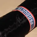 Detailaufnahme der 1,5 m breiten schwarzen Schneegaze-Rolle für Hochzeitsblumenverpackung. - Schwarz 1.5m x 90 Yards