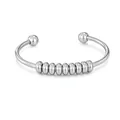 Primo piano di perle scorrevoli in acciaio inossidabile argento lucido su bracciale. - Stile Argento (YB1222-S)