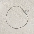Nahaufnahme einer 2mm silbernen Schlangenkette aus Edelstahl mit Verschluss. - 40+5cm / Stahlfarbe (2mm)