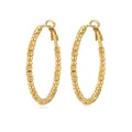 Nahaufnahme von vergoldeten Edelstahl-Creolen mit strukturierten Perlen-Details - 42mm / Gold Stil (YE1220G)