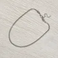 Detailansicht einer silbernen Schlangenkette aus Edelstahl mit sicherem Karabinerverschluss - 40+5cm / Stahlfarbe (3mm)