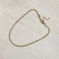 Detailansicht einer vergoldeten 2 mm Edelstahl-Schlangenkette mit Karabinerverschluss - 40+5cm / Gold (3mm)