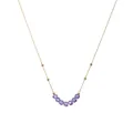 Detailansicht der violetten Zirkonia-Perlen an einer schlanken, vergoldeten Edelstahlkette - Sieben Sterne Lila Zirkonia Stil
