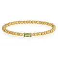 Detail eines goldenen Perlenarmbands mit einem smaragdgeschliffenen grünen Zirkonia-Stein - Peridot-Stil (YB-1197-Aug)